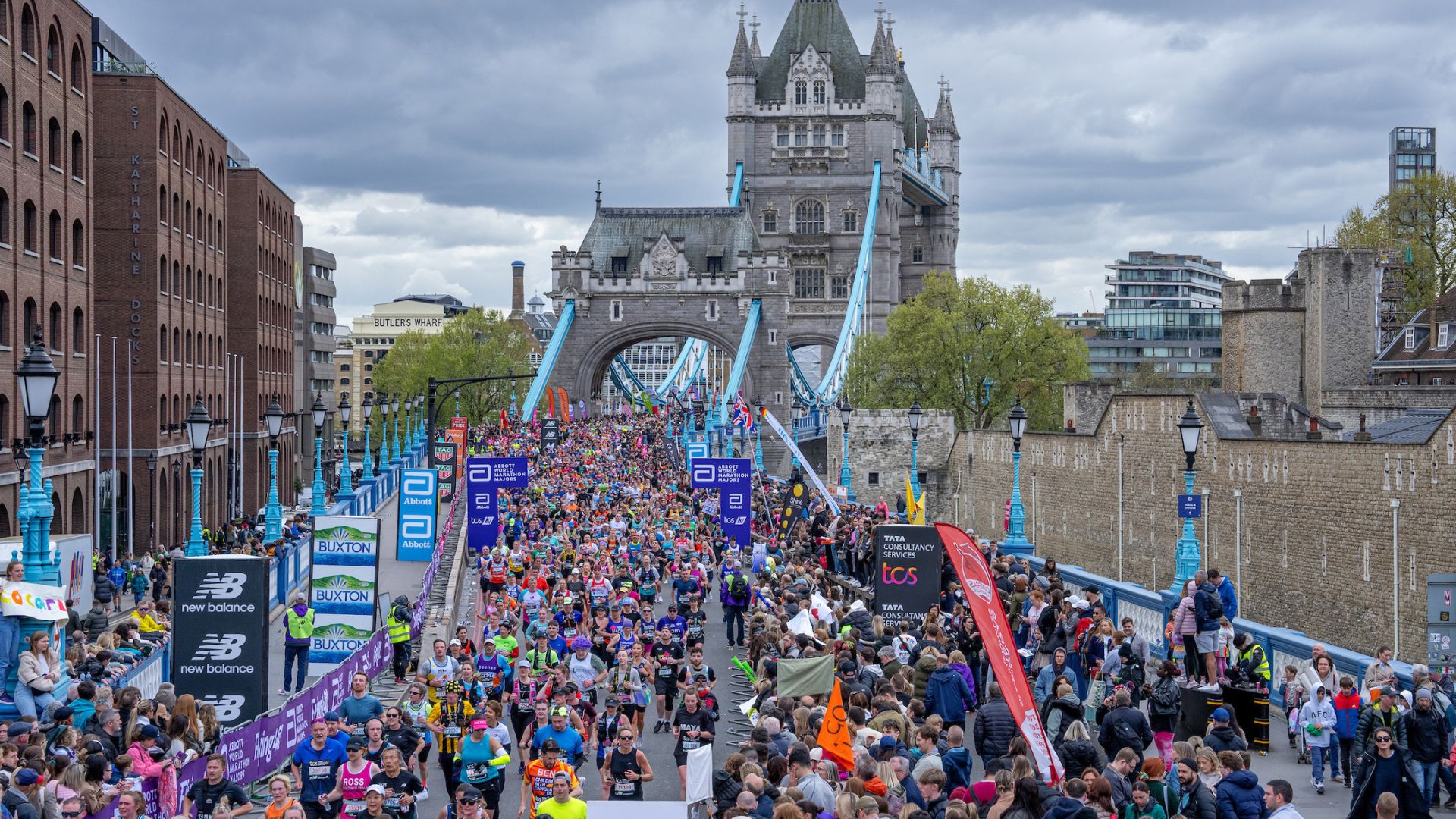 Marathon race day atmosphere